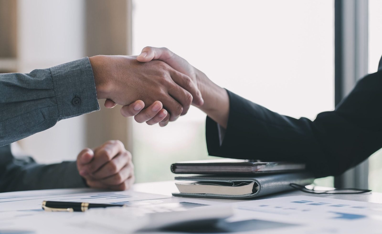 Empréstimo bancário vs. Antecipação de Recebíveis: Qual é a melhor opção para o seu negócio?